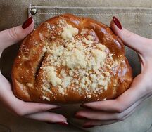 Булочка с яблоком и корицей