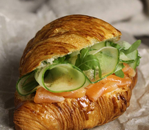Круассан с лососем