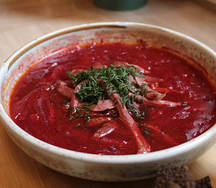 Борщ с гренками и сметаной