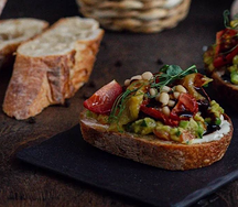 Брускетта вяленые томаты и гуакамоле