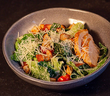 Салат Цезарь с курицей