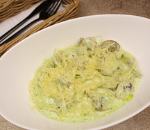 Паста с песто и курицей