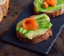 Брускетта авокадо и лосось