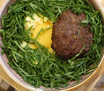 Пюре со шпинатом и котлетой