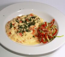 Скрэмбл с помидором и сыром