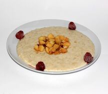 Овсяная каша с яблоком в карамели