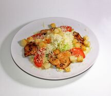 Салат Цезарь с курицей
