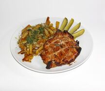 Свиная отбивная с жареным картофелем
