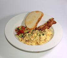 Скрэмбл с луком и ветчиной