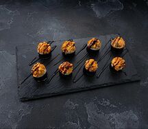 Запеченный ролл с лососем и угрем