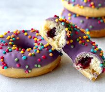 Пончик-донатс с черничной начинкой и фиолетовой глазурью с цветной посыпкой