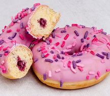 Пончик-донатс с начинкой лесные ягоды и розовой глазурью с розовой посыпкой