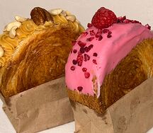 Круассан круглый с карамелью, пеканом и малиной