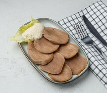 Отварной язык говяжий с хреном