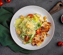 Салат Цезарь с курицей