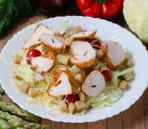 Салат Цезарь с куриной грудкой