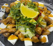 Салат с греческим сыром и курицей