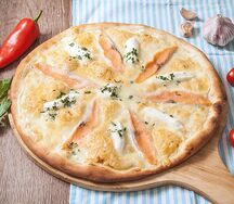 Пицца с лососем