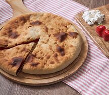 Пирог с творогом и клубникой