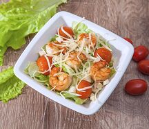 Салат цезарь с креветками