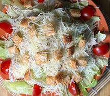 Салат Цезарь с курицей