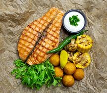 Стейк из лосося с овощами гриль