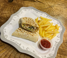 Ролл с курицей и картофелем фри