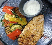 Стейк из куриной грудки с овощами гриль