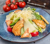 Салат Цезарь с курицей
