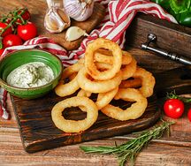 Кольца кальмара с чесночным соусом