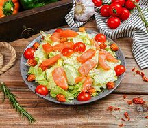 Салат Цезарь с лососем