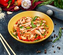 Лапша яичная с лососем