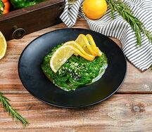 Салат Чука с ореховым соусом