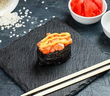 Гункан с лососем