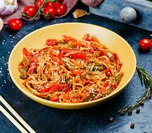 Лапша яичная с овощами