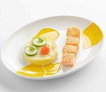 Детские шашлычки из лосося с картофельным пюре