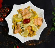 Салат Цезарь с лососем