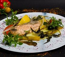 Семга, тушенная с овощами