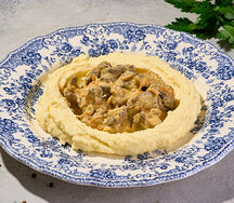 Печень по-строгановски с картофельным пюре