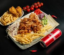 Шаурма куриная на тарелке комбо