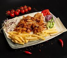 Шаурма куриная на тарелке