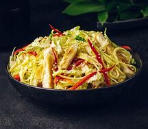 Яичная лапша с курицей в устричном соусе