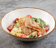 Салат Цезарь с филе цыпленка