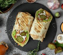 Шаурма с курицей и фалафелем