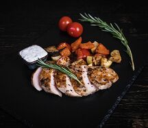 Стейк из куриной грудки с овощным соте