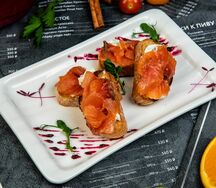 Брускетта с лососем