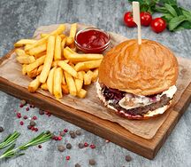 Бургер с беконом, вишневым соусом и картофелем