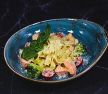 Феттуччине с лососем и брокколи