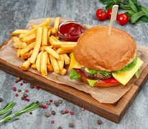 Классический бургер с картофелем