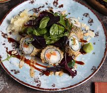 Тёплый ролл с сыром и лососем